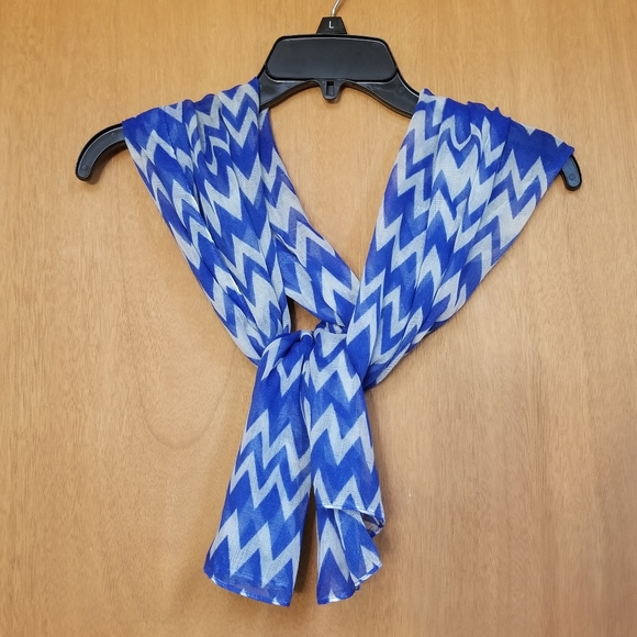 Two scarves: Blue zigzag pattern and black/white infinity scarf - Picture 3 of 5